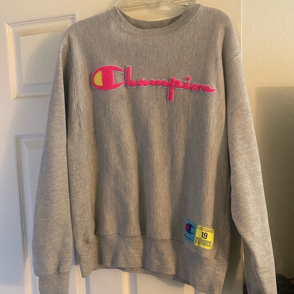Cute Champion in pink sweatshirt😍